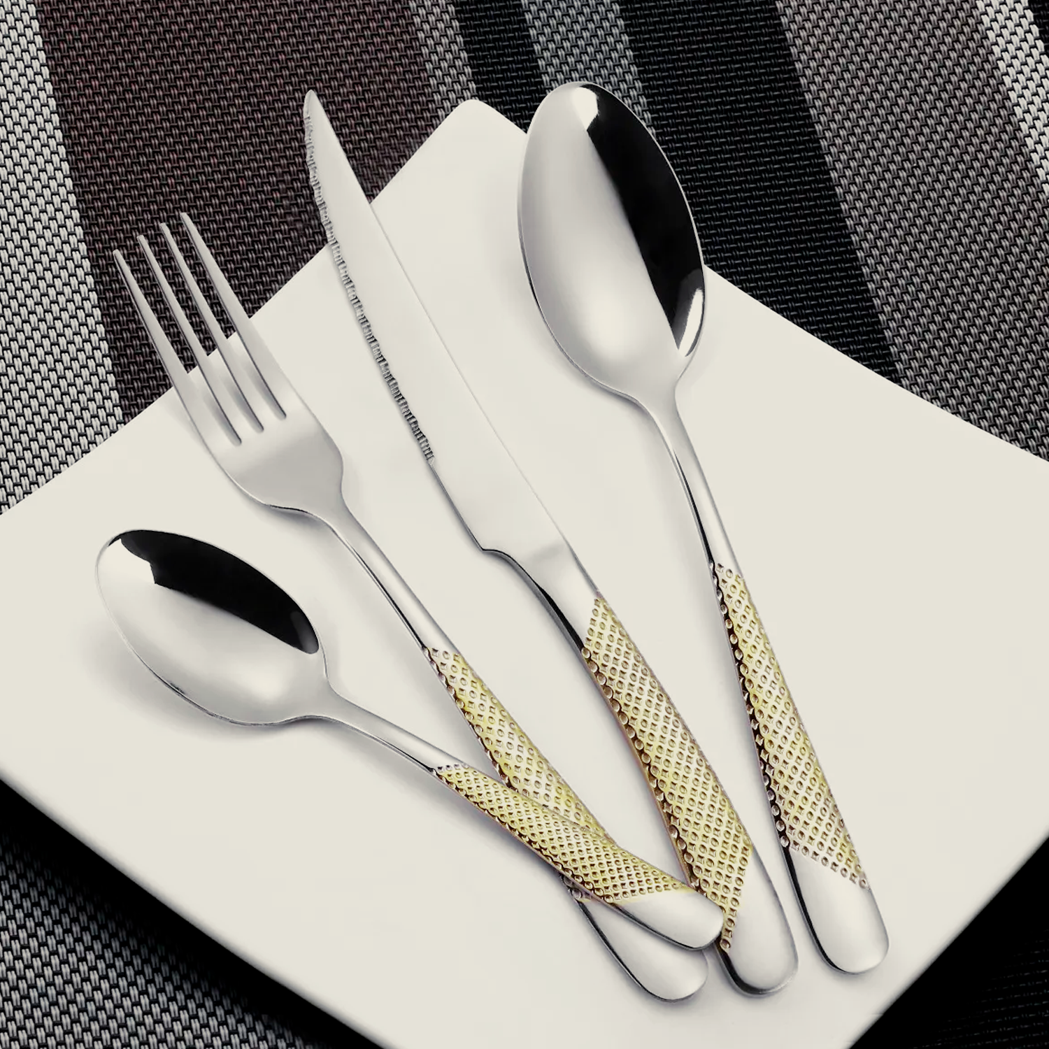 Juego de Cubiertos Dorados con Maletín